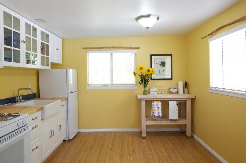 One-Bedroom Cottage with Kitchen image 2