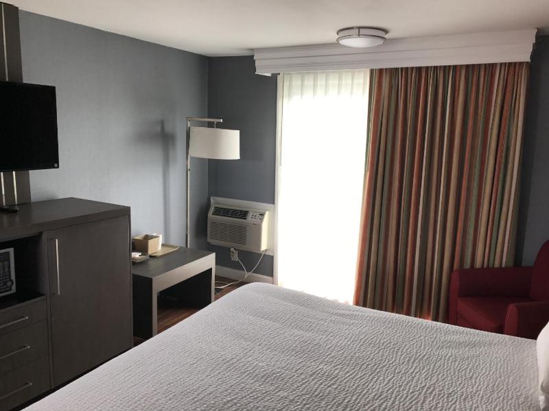 King Room with Lake View - Smoking image 4