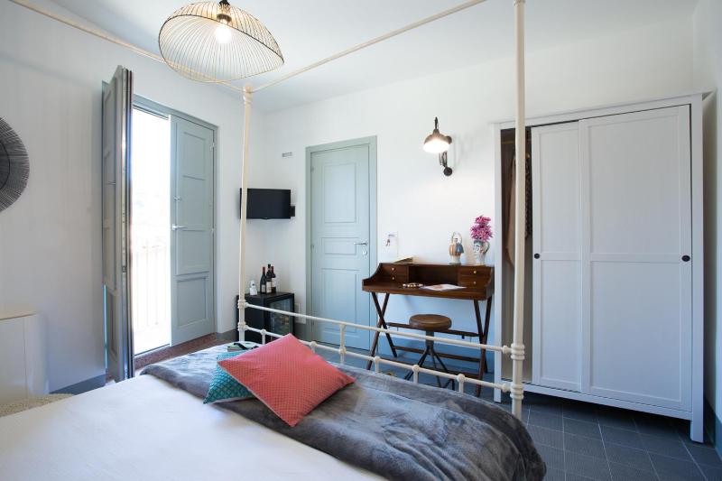Deluxe King Room image 4