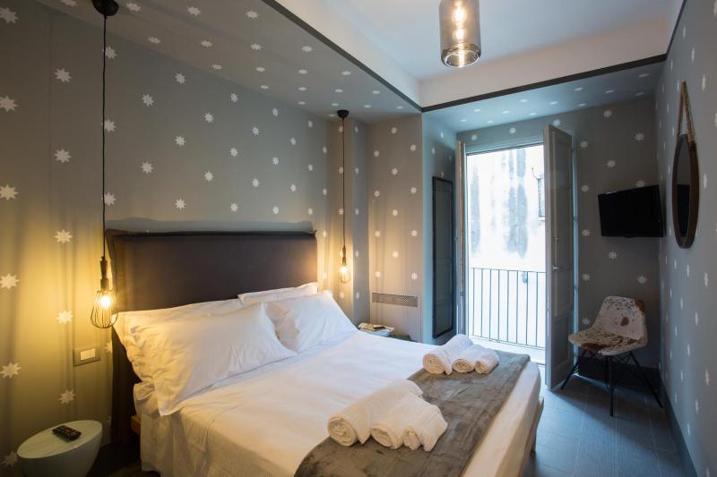 Deluxe Queen Room image 3