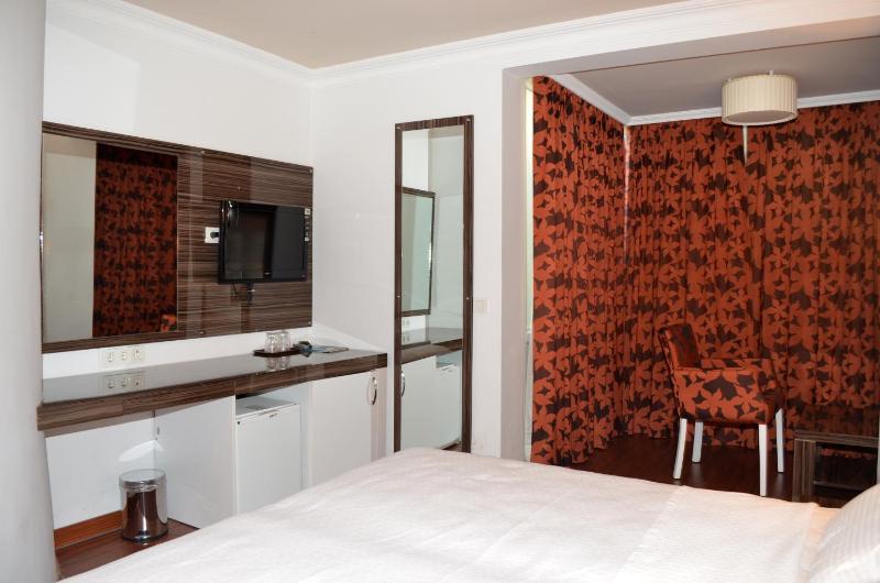 Deluxe Triple Room image 3