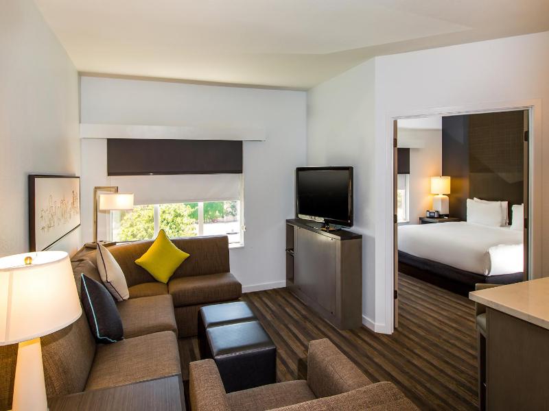 One-Bedroom King image 3