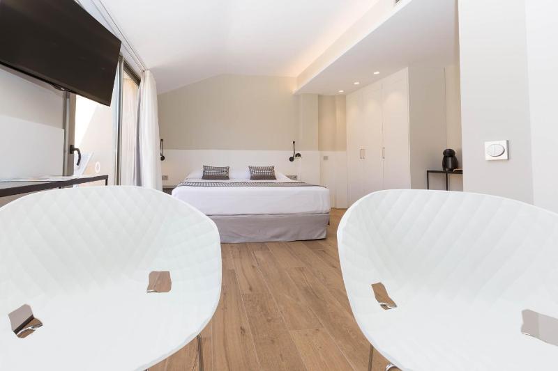 Deluxe Double Room image 3