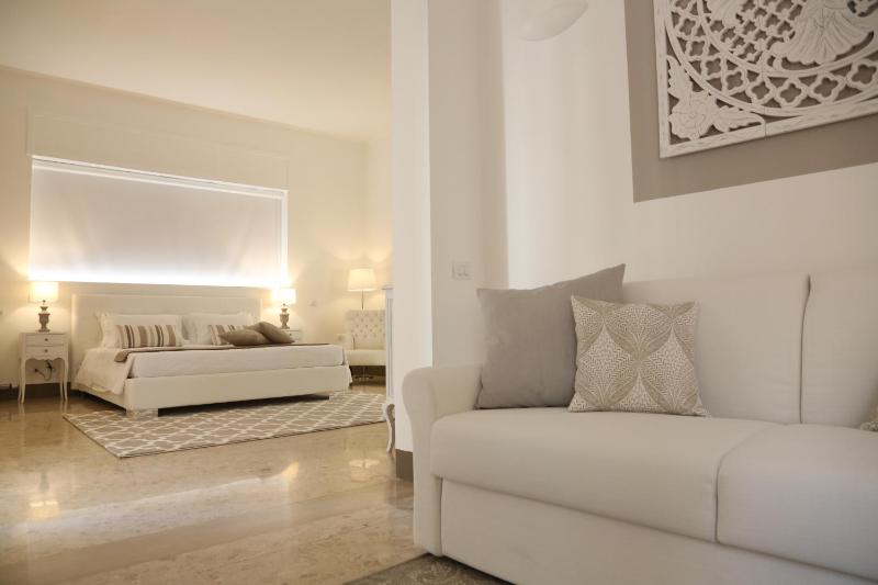Large Double Room with Balcony image 2