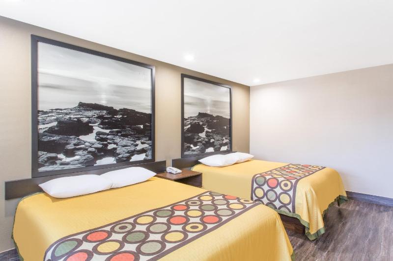 Queen Room with Two Queen Beds - Non-Smoking image 1