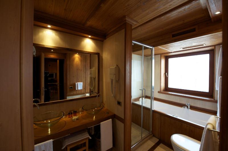 Superior Double Room with Spa Access image 4