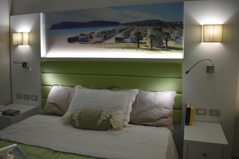 Double or Twin Room with City View image 4