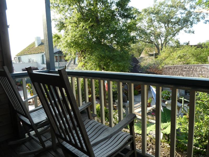 Deluxe King Room with Balcony image 4
