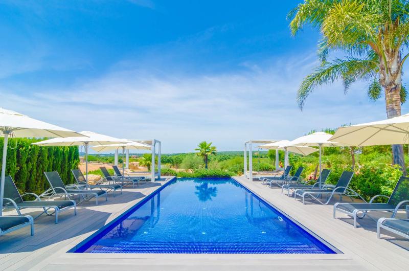 Seven-Bedroom Villa image 3