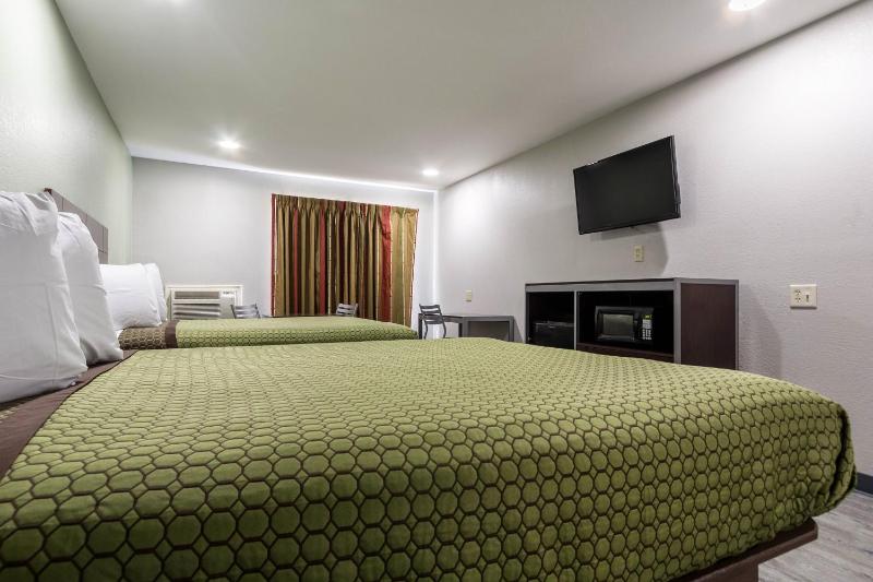 Standard Queen Room with Two Queen Beds image 4
