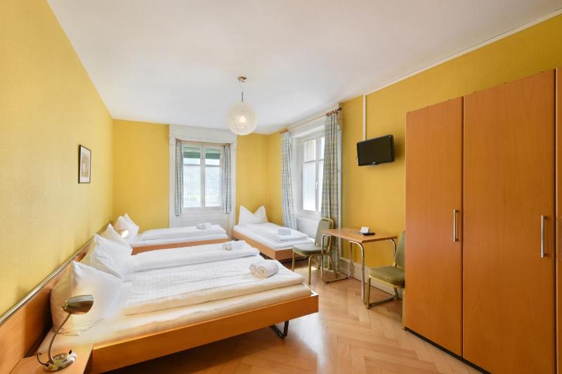 Standard Quadruple Room image 3