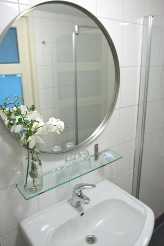 Deluxe Twin Room image 1