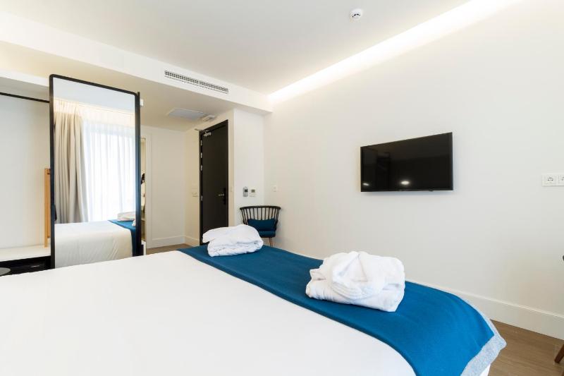 Deluxe Family Room Partial Sea View image 3