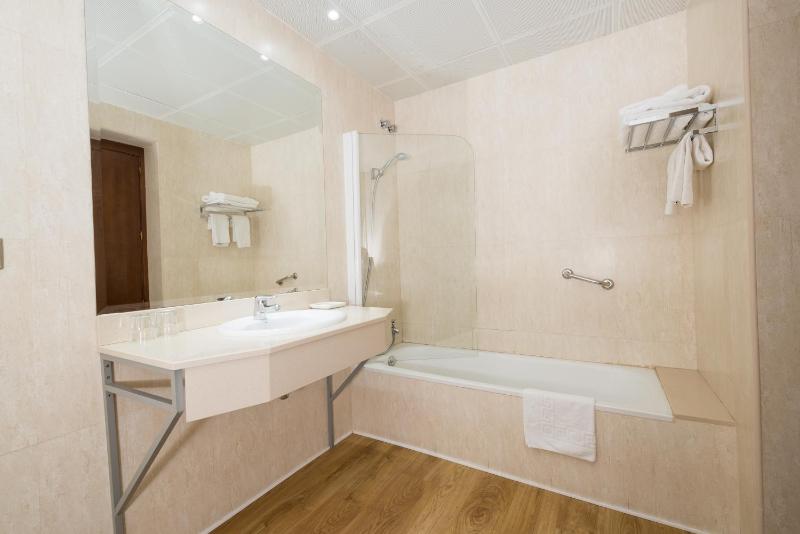 Double or Twin Room image 3