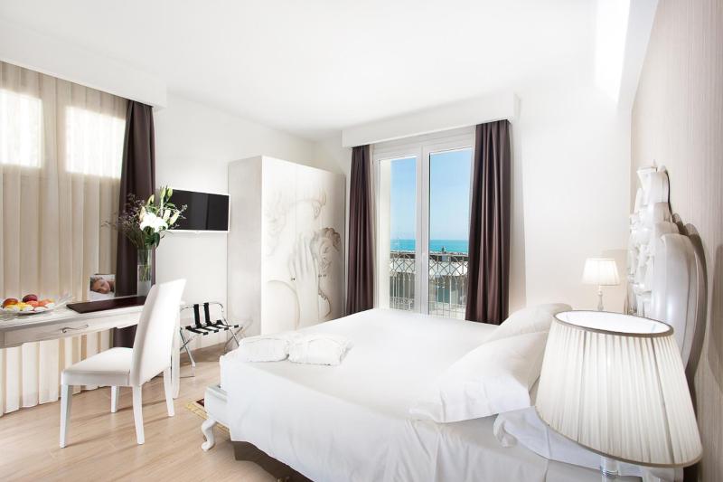 Suite with Sea View (4 Adults) image 3