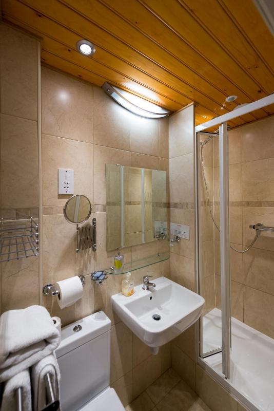 En-Suite Double Room with Extra Bed image 4