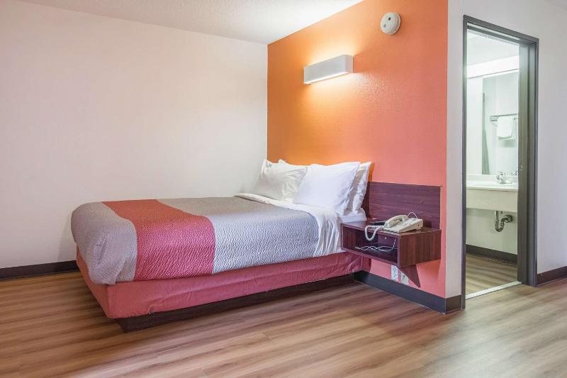 Deluxe Queen Room with Two Queen Beds - Smoking image 3