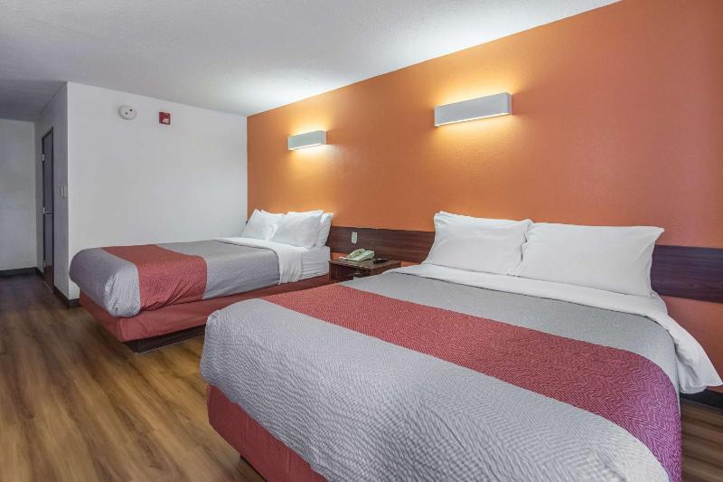 Deluxe Queen Room with Two Queen Beds - Non-Smoking image 3