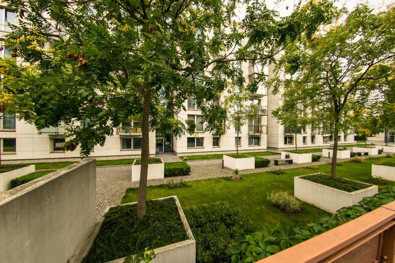 Spacious 130 m2 Apartment Near Center 2 Free Parking - image 3