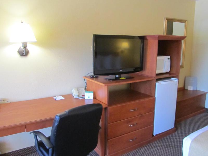 Queen Room with Two Queen Beds and Kitchenette - Non-Smoking image 4
