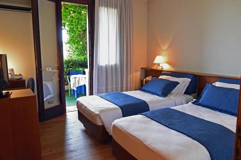Superior Twin Room image 1
