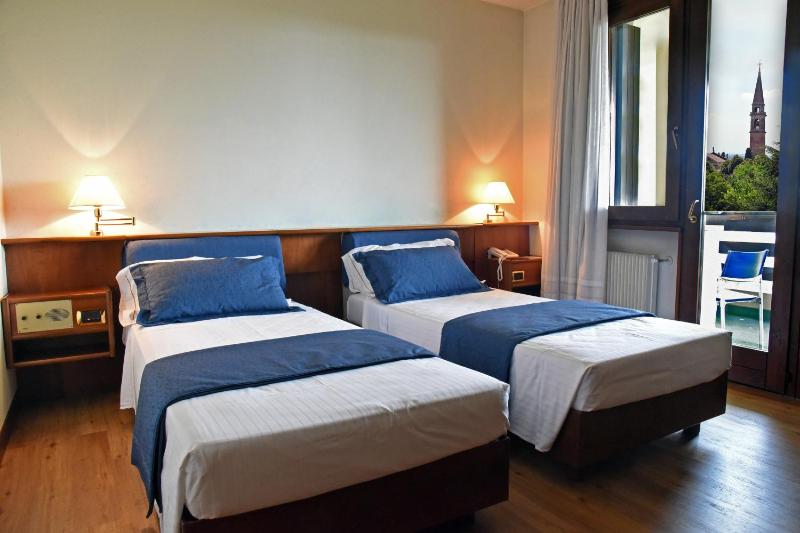 Superior Twin Room image 3