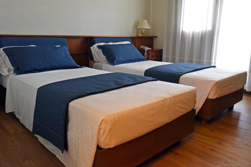 Superior Twin Room image 4