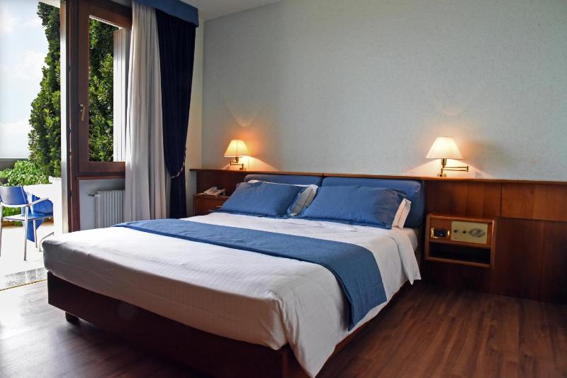 Deluxe Double Room image 4