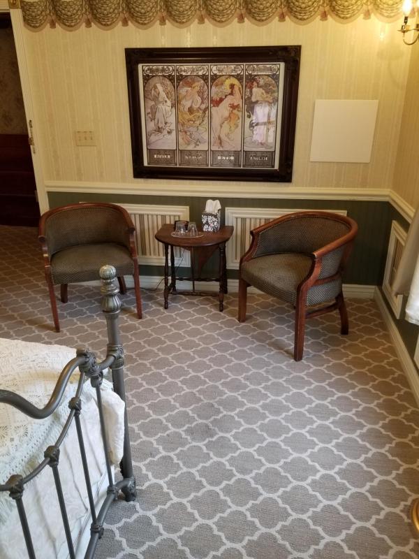 Queen Room image 2