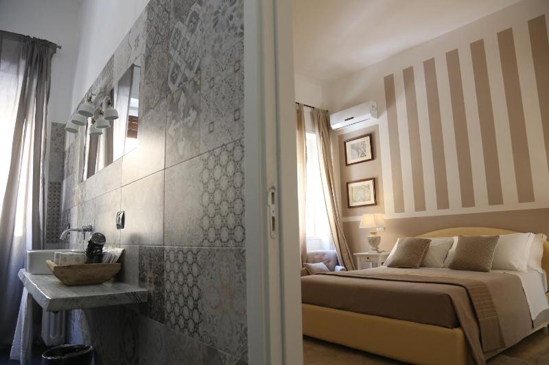Deluxe Double Room image 2