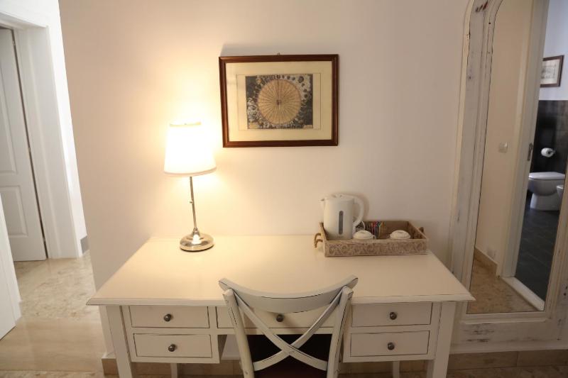 Deluxe Double Room image 4