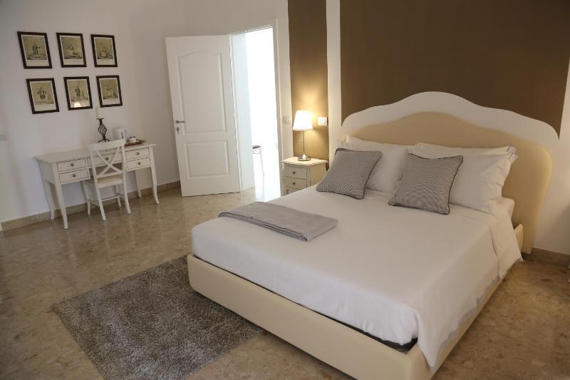 Double Room with Balcony image 4