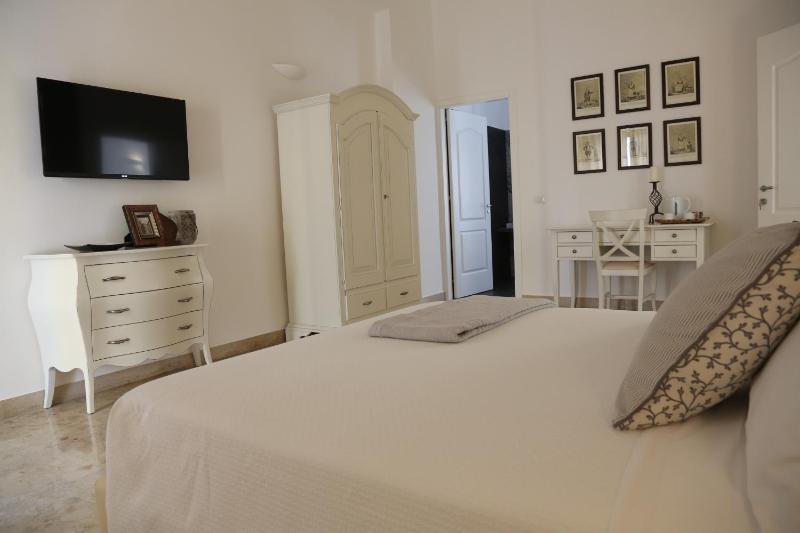 Double Room with Balcony image 3