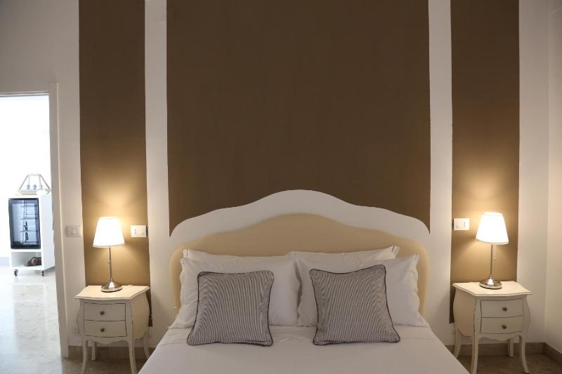 Double Room with Balcony image 2