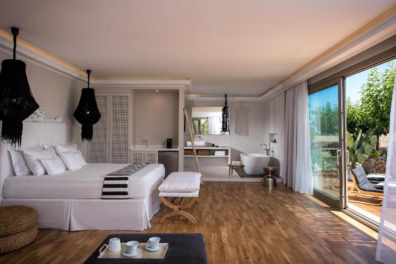 Luxury Suite with Bath image 1