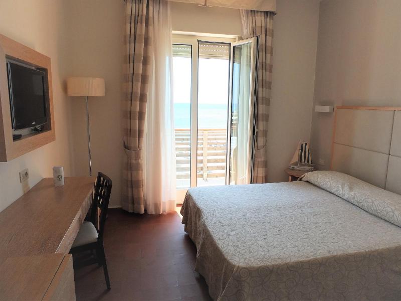 Double Room with Balcony and Sea View image 4