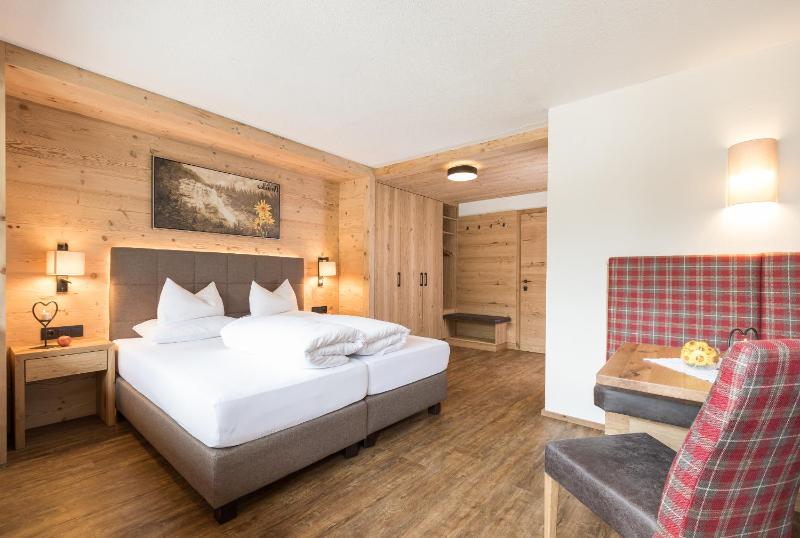 Deluxe Double Room image 1