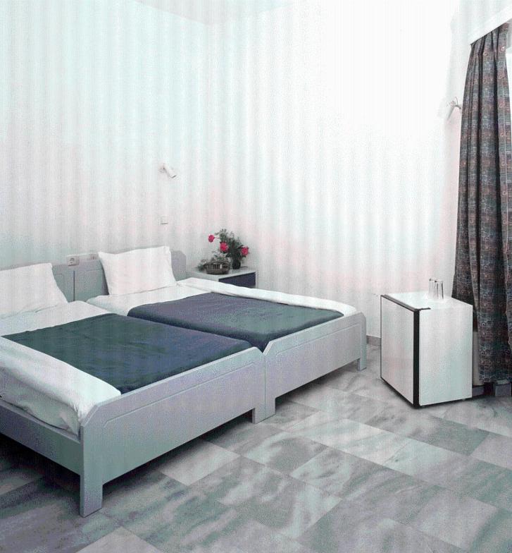 Twin Room with Pool View  image 4