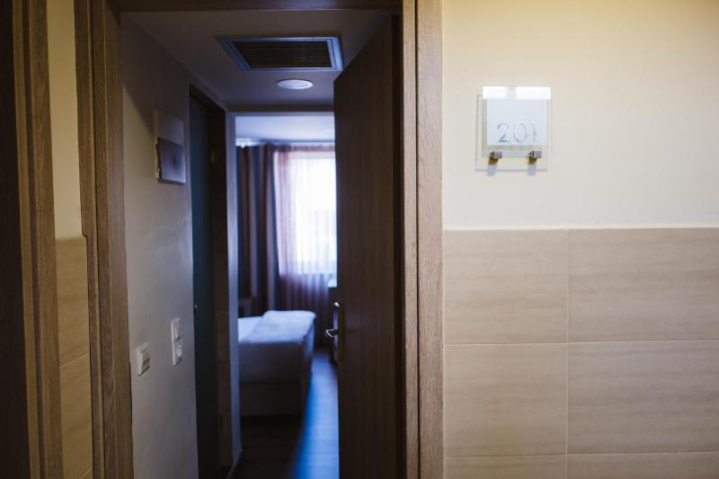 Economy Double Room image 4
