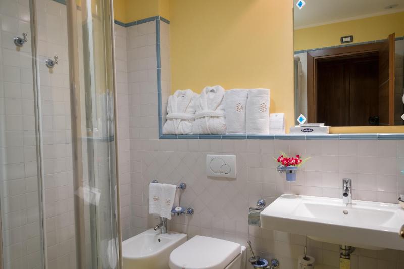 Double Room with Sea View image 2