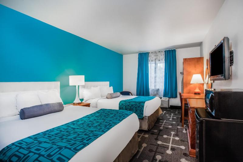 Queen Room with Two Queen Beds - Non-Smoking image 2