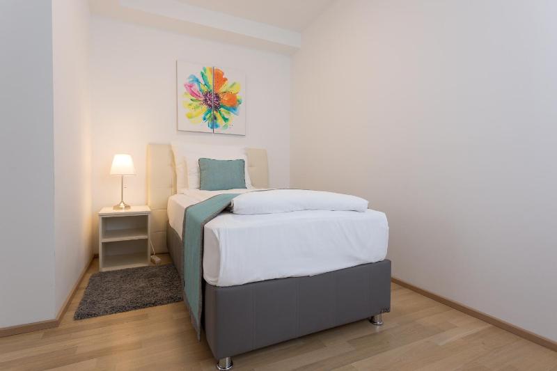 Mar Suite Apartments - Center - image 8