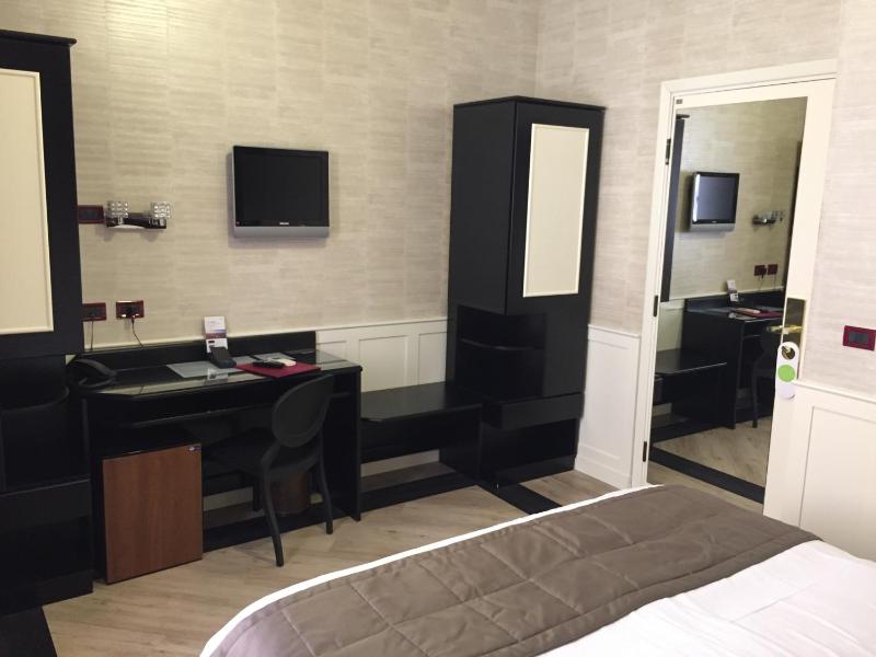 Classic Double Room image 4