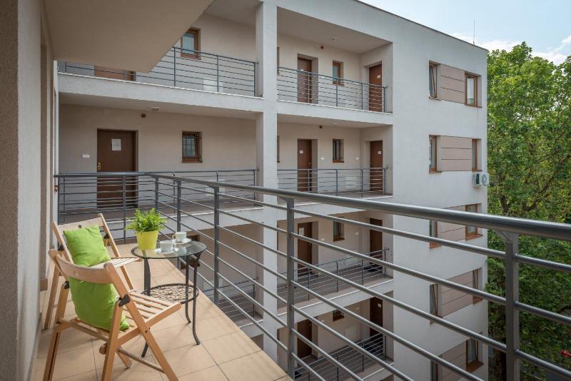 Deluxe Two-Bedroom Apartment image 3