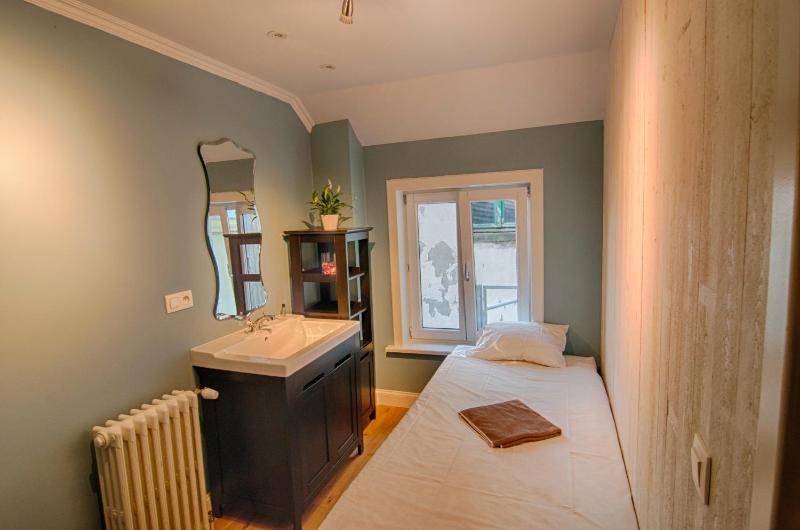 Single Room with Shared Bathroom image 1