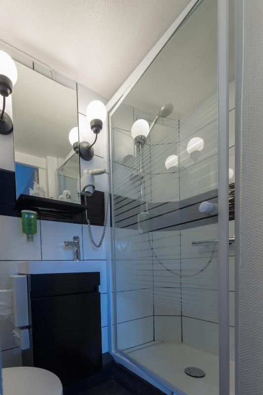 Twin Room image 4