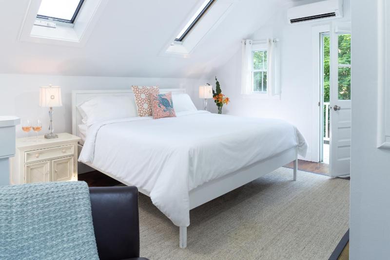 Deluxe King Room image 2