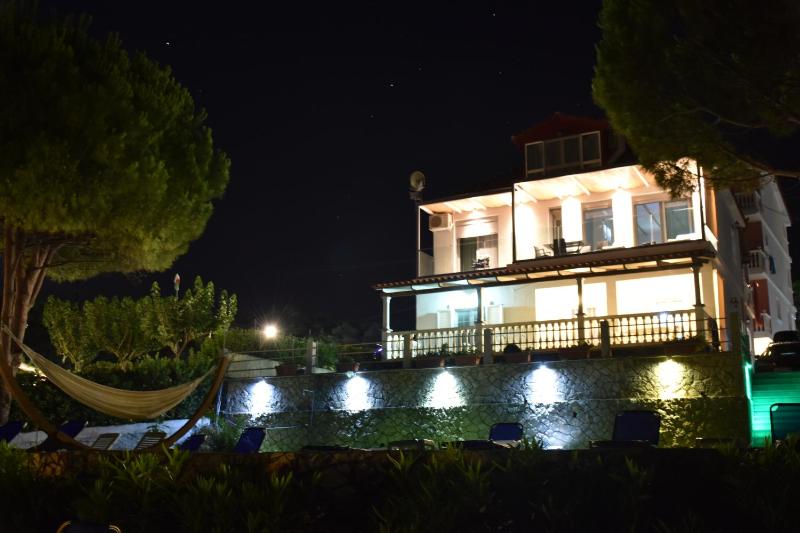 Deluxe Apartment with Sea View image 3