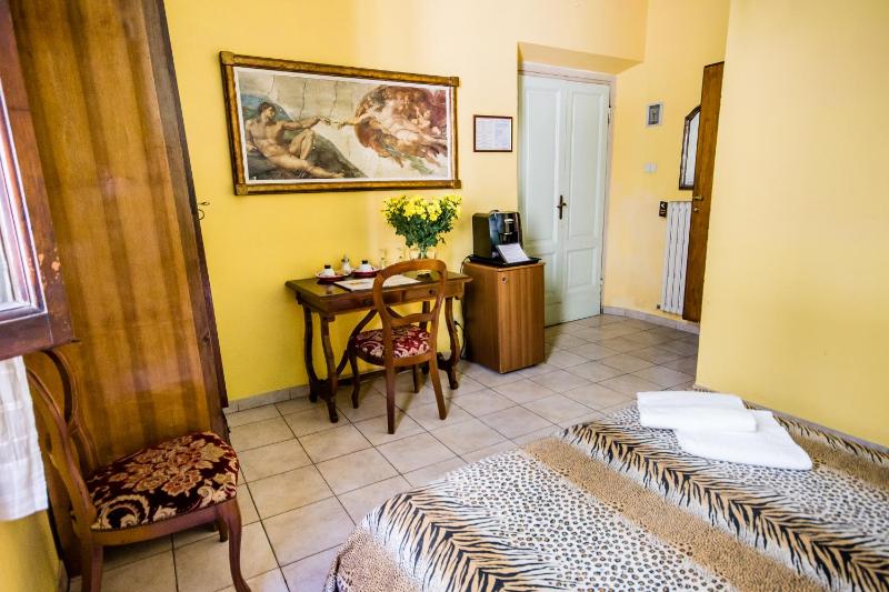 Classic Double Room image 4