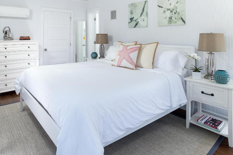 Deluxe King Room image 4
